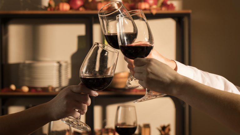 ¿Cómo decorar botellas de vino para regalar en navidad?